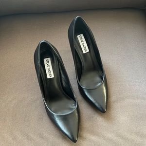 Brand new Steve Madden black pumps.